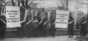 Women_suffragists_picketing_in_front_of_the_White_house.jpg